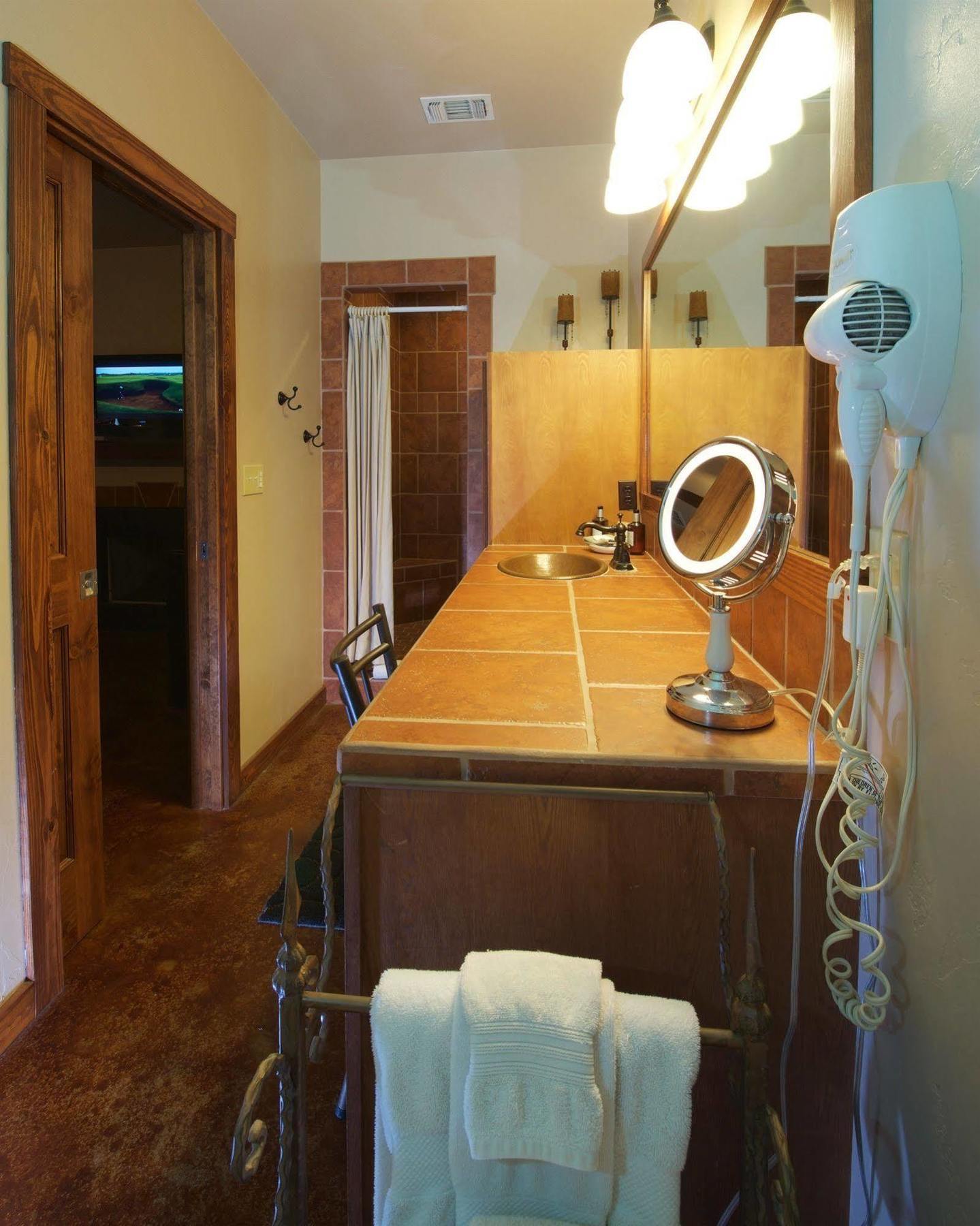 Lazy T Bed And Breakfast 弗雷德里克斯堡 外观 照片